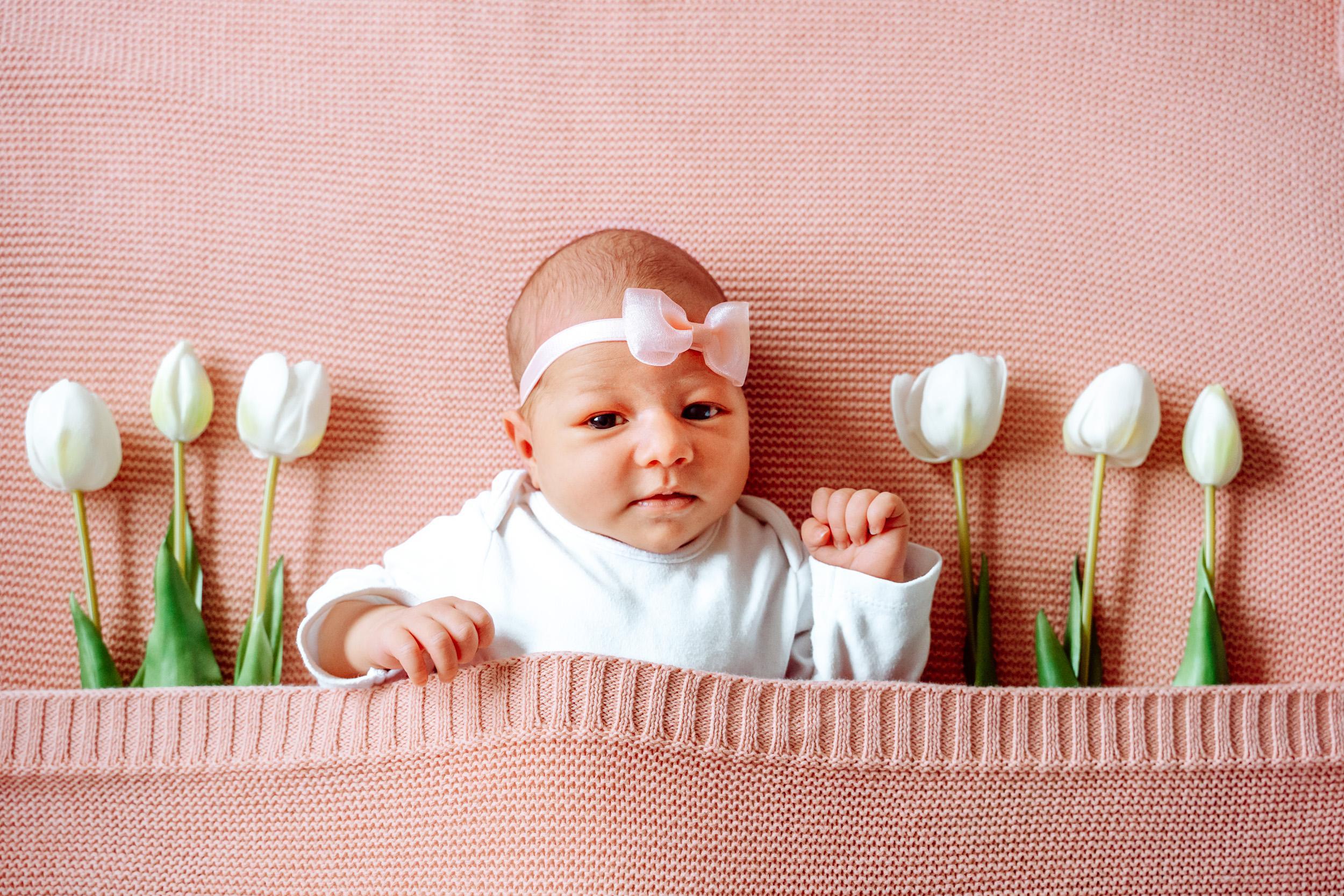 Life-style fotografiranje novorojenčka doma
