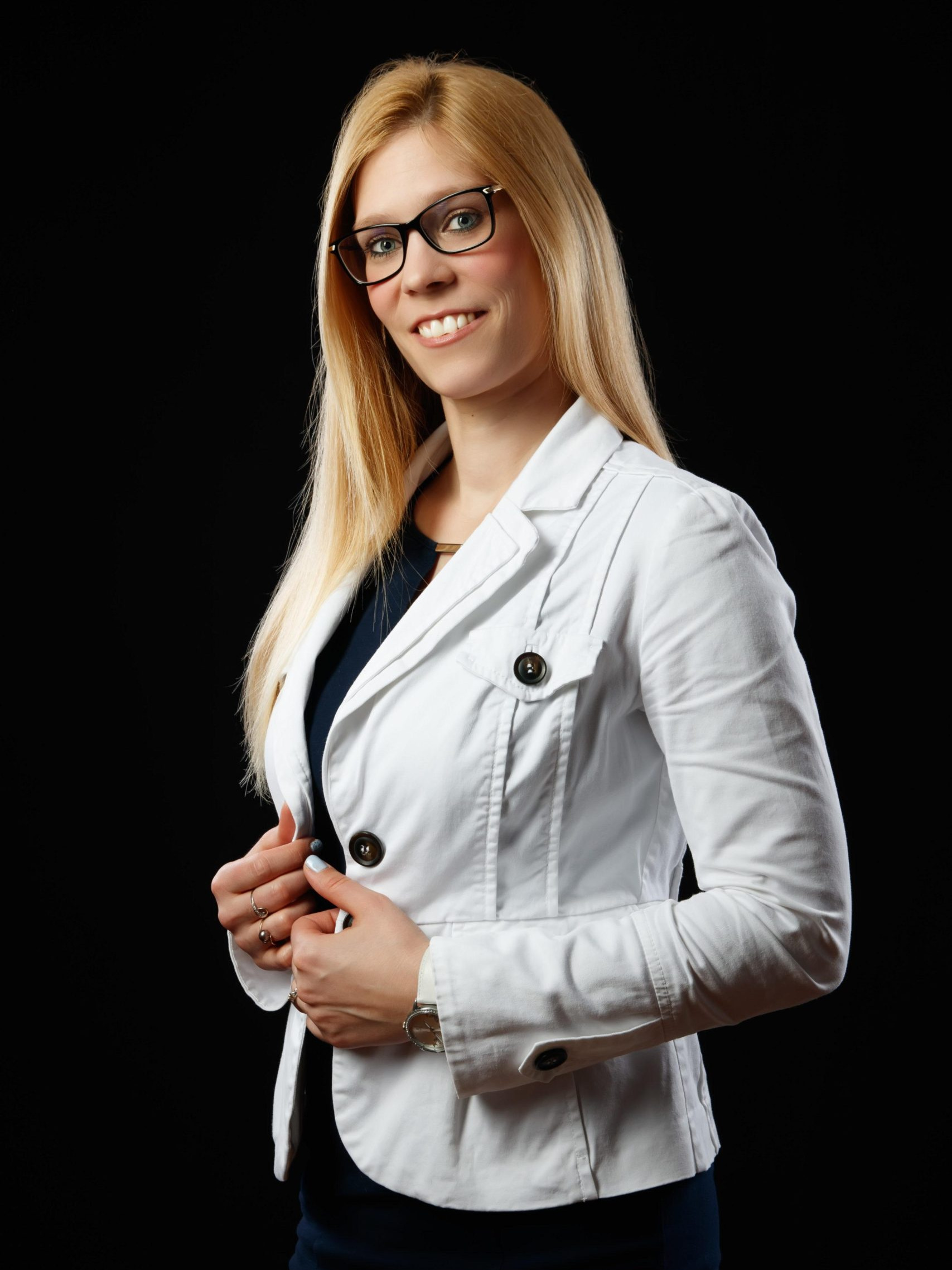 Poslovni portret. Profesionalna fotografija, foto snemalnik Ljubljana, foto studio – elegantna ženska za fotografijo.