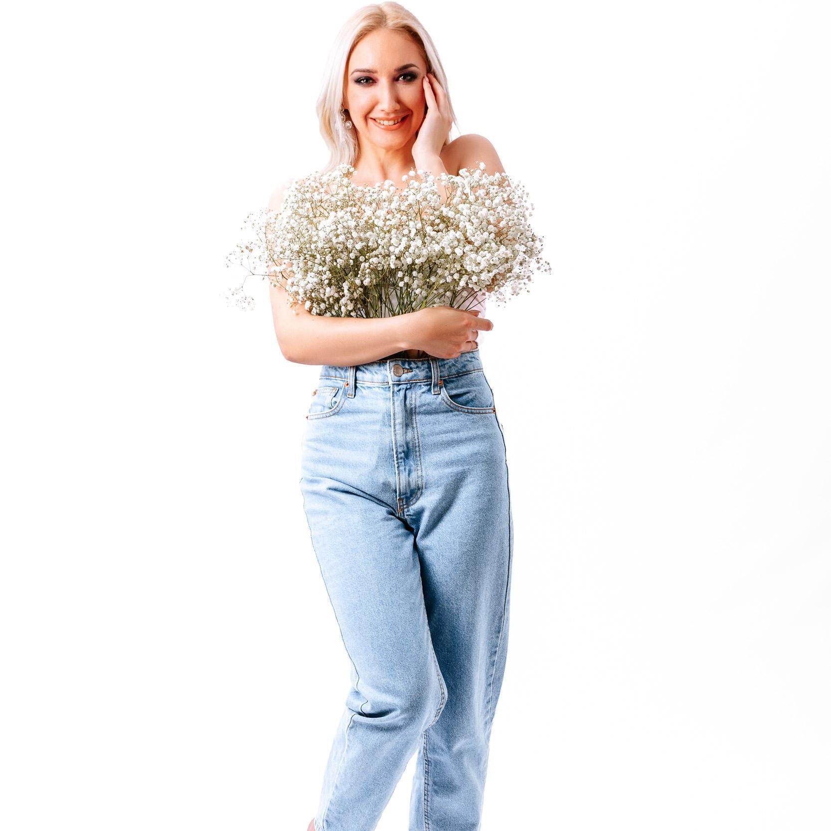 Profesionalna fotografija, elegantna ženska, foto snemalnik Ljubljana, foto studio.