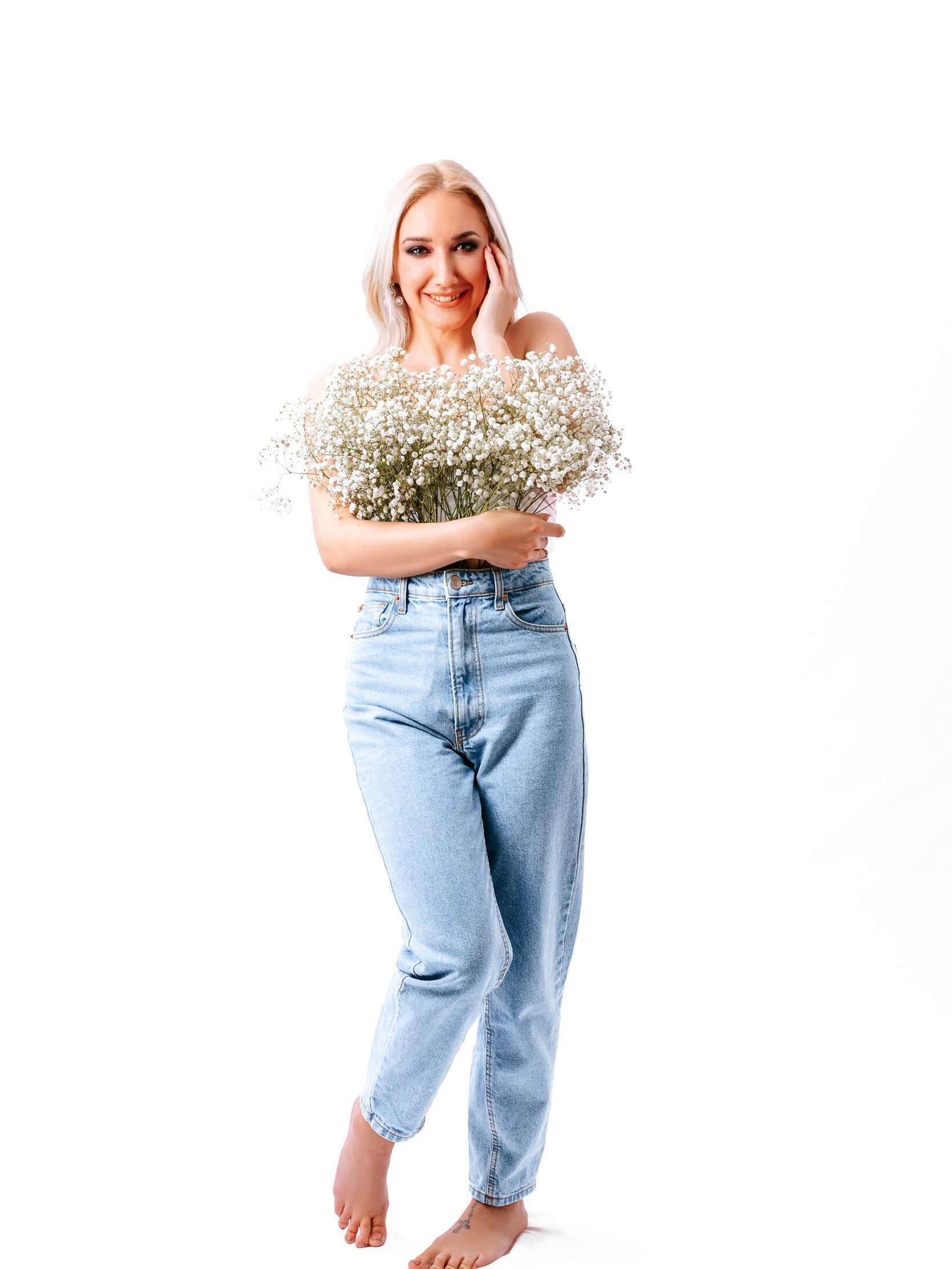 Profesionalna fotografija, elegantna ženska, foto snemalnik Ljubljana, foto studio.