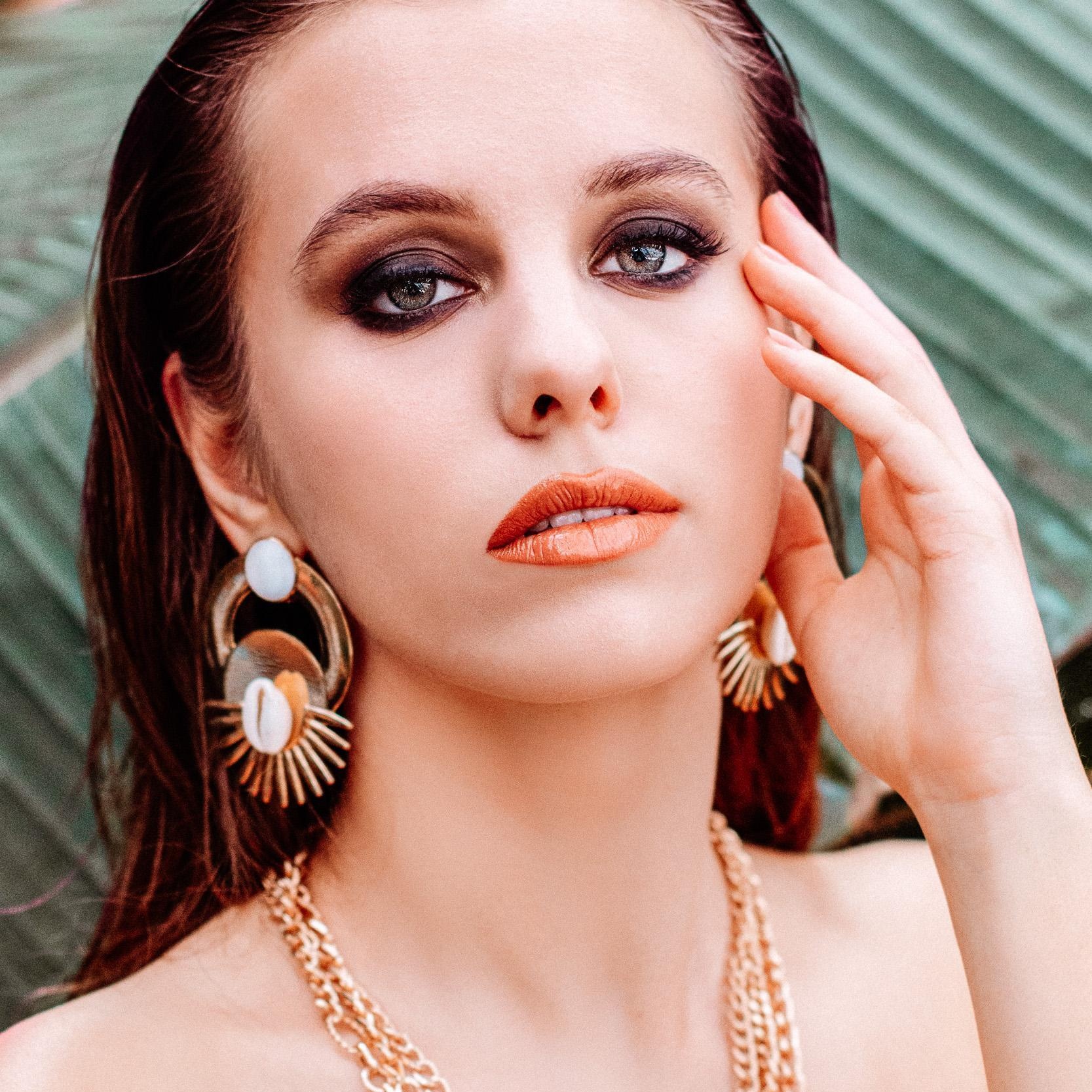 Profesionalna fotografija, stilizem, foto snemalnik v Ljubljani, foto studio – elegantna ženska, dramatična smoldering eyeliner.