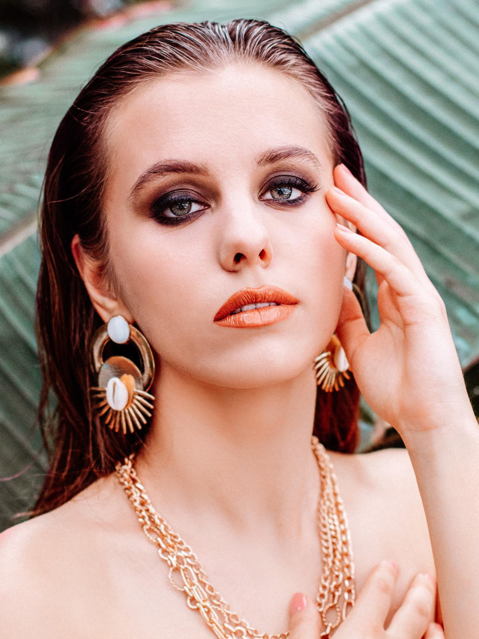 Profesionalna fotografija, stilizem, foto snemalnik v Ljubljani, foto studio – elegantna ženska, dramatična smoldering eyeliner.