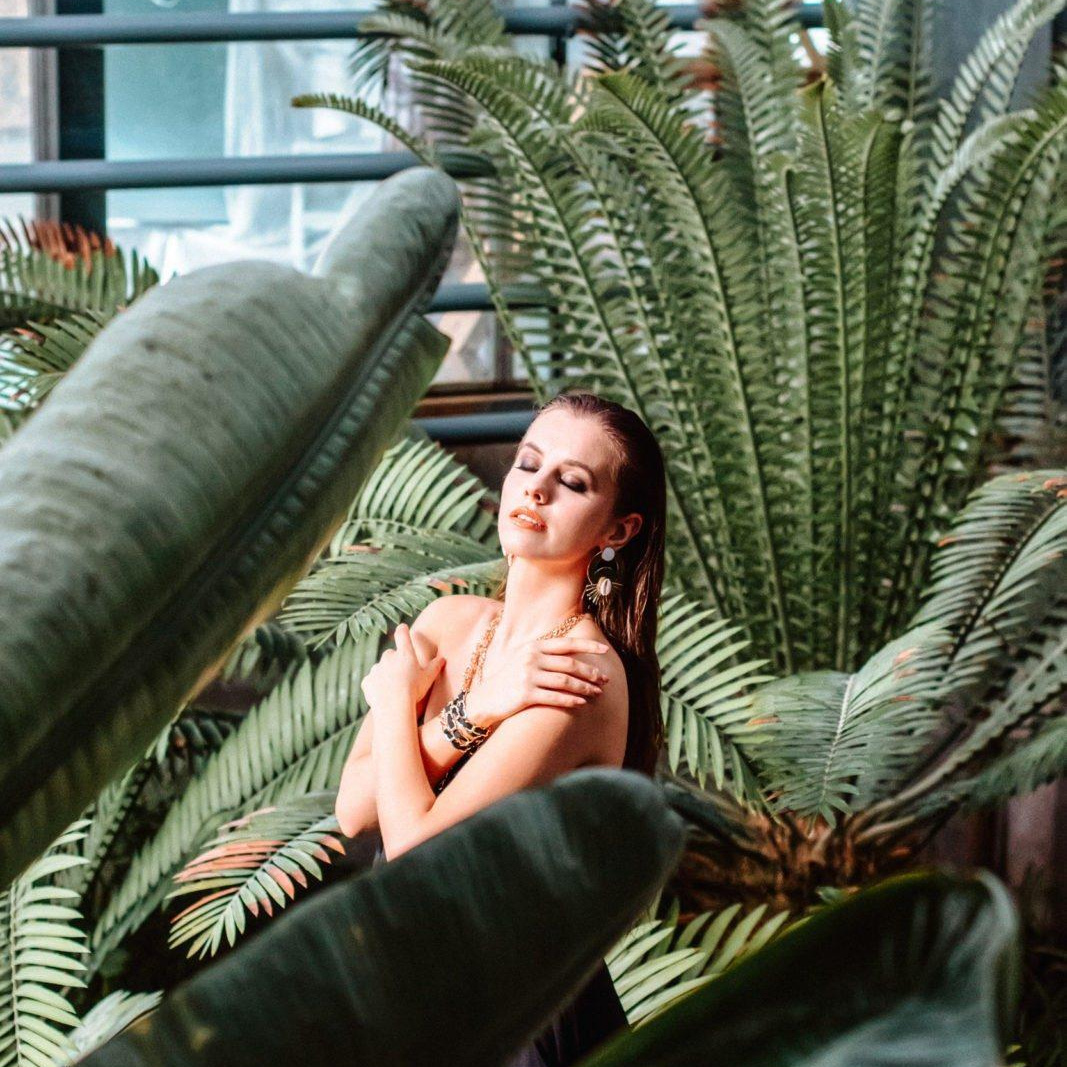 Profesionalna fotografija, elegantna ženska, studijska fotografija, fotograf Ljubljana.