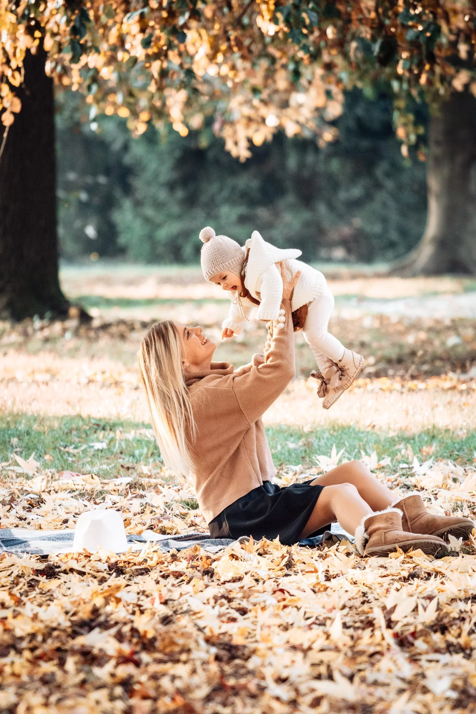 Mama z otrokom jeseni v parku Tivoli