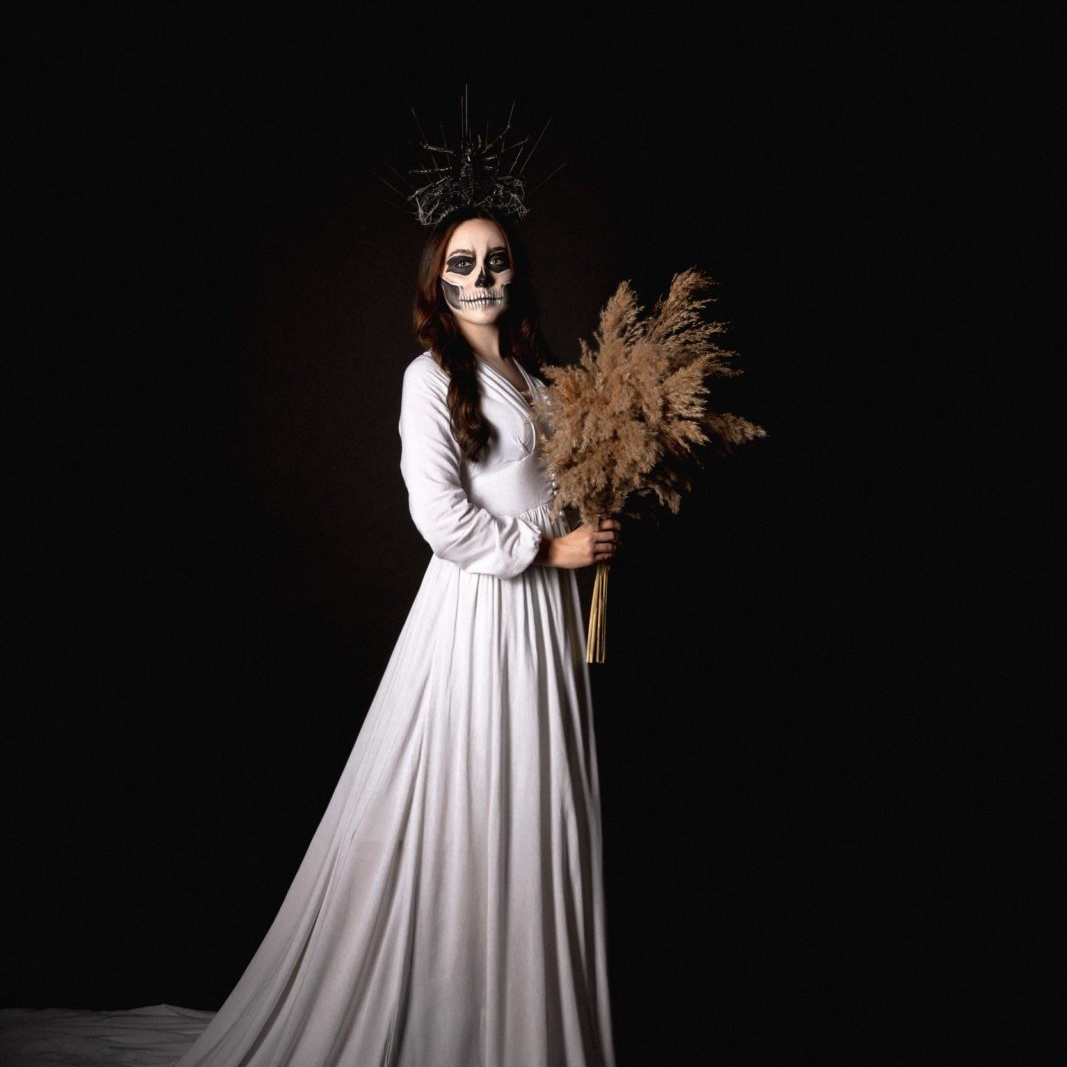 Profesionalna fotografija, elegantna ženska v belo. Fotograf Ljubljana, photo studio.