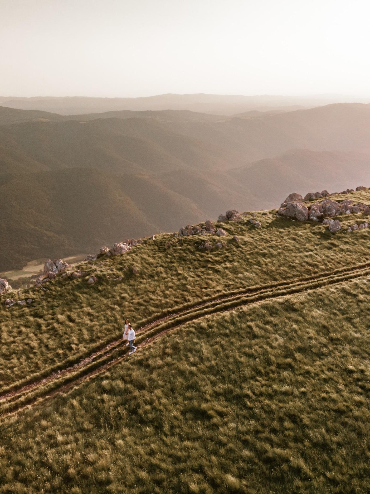 Predporočno fotografiranje para ob sončnem zahodu