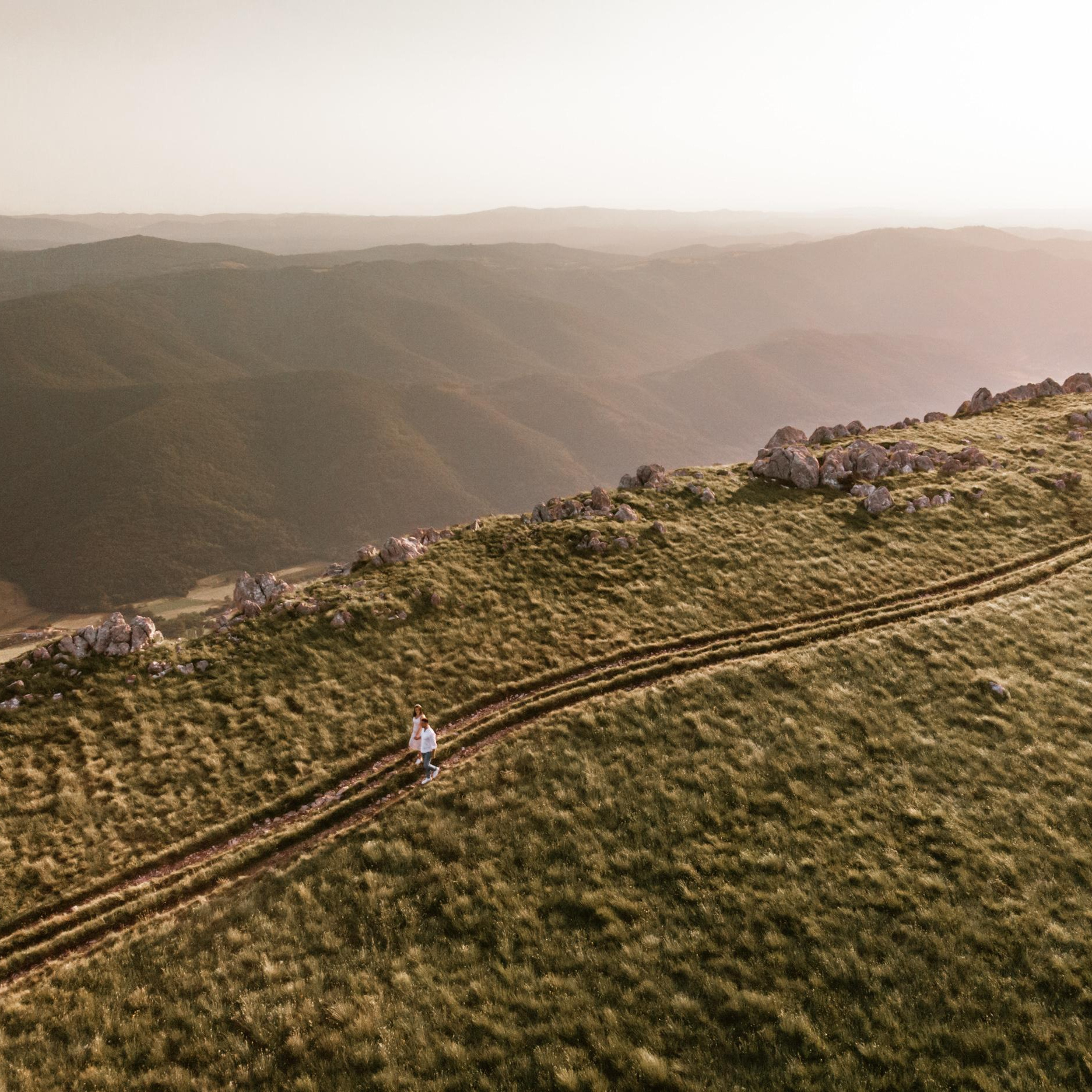 Predporočno fotografiranje para ob sončnem zahodu
