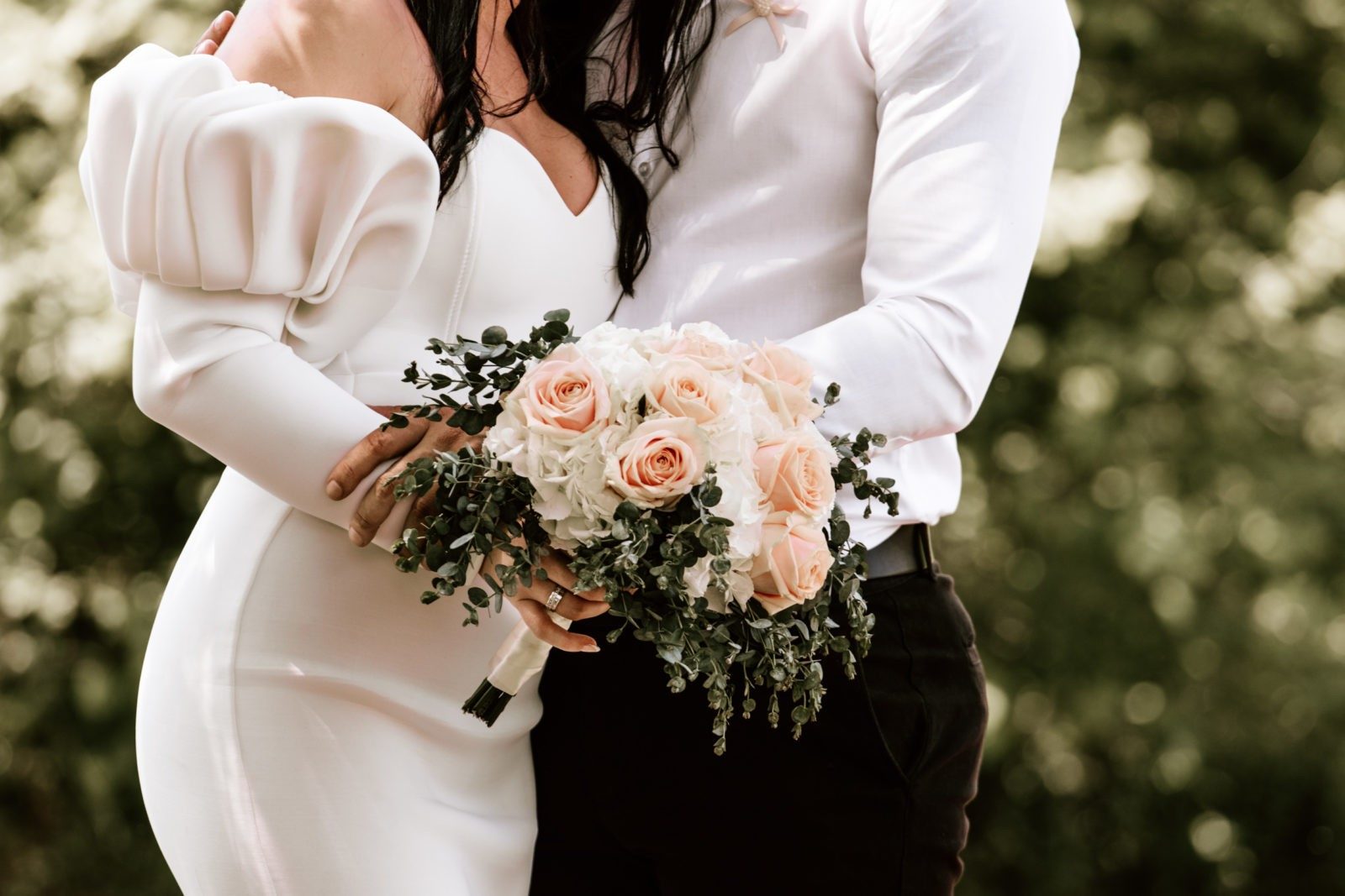 Poročna obleka neveste s cvetličnim venčkom in ogrinjalom