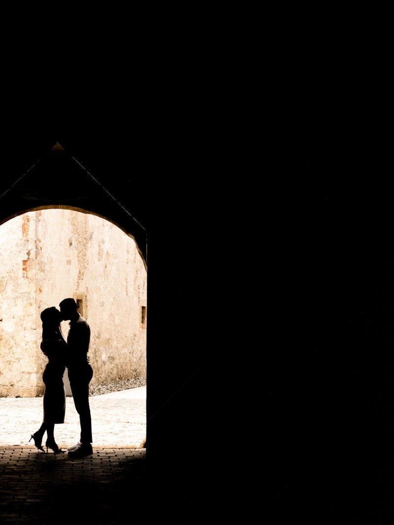 Poročno fotografiranje na gradu Otočec. Mladi par