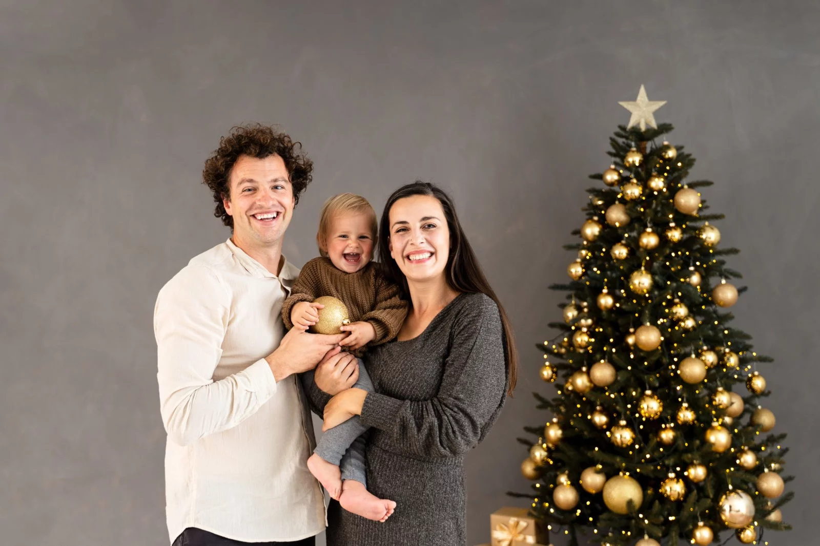 Božično fotografiranje z božičnim drevom in okraski