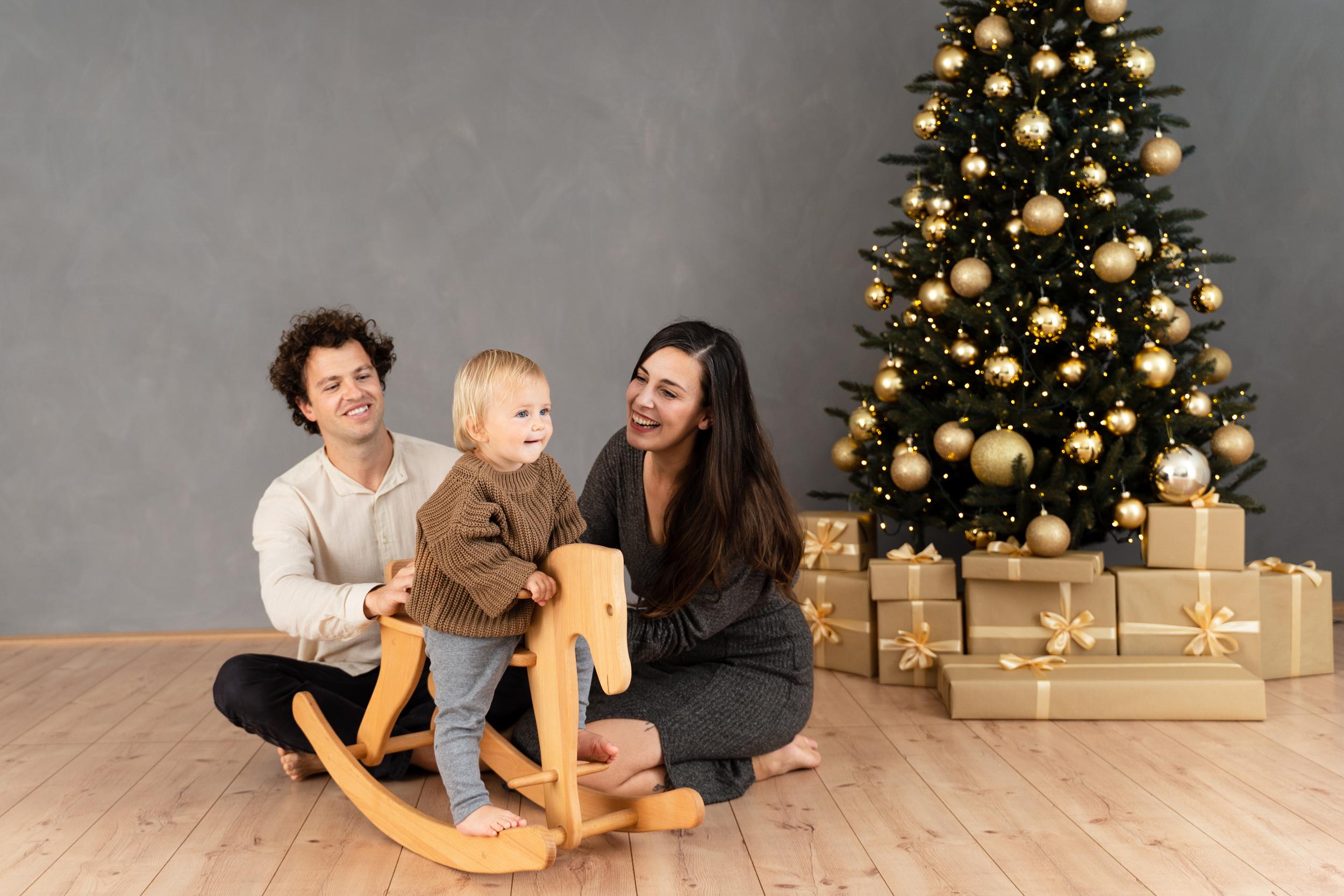 Zabavno božično fotografiranje za vso družino. Fotostudio v Ljubljani 2022