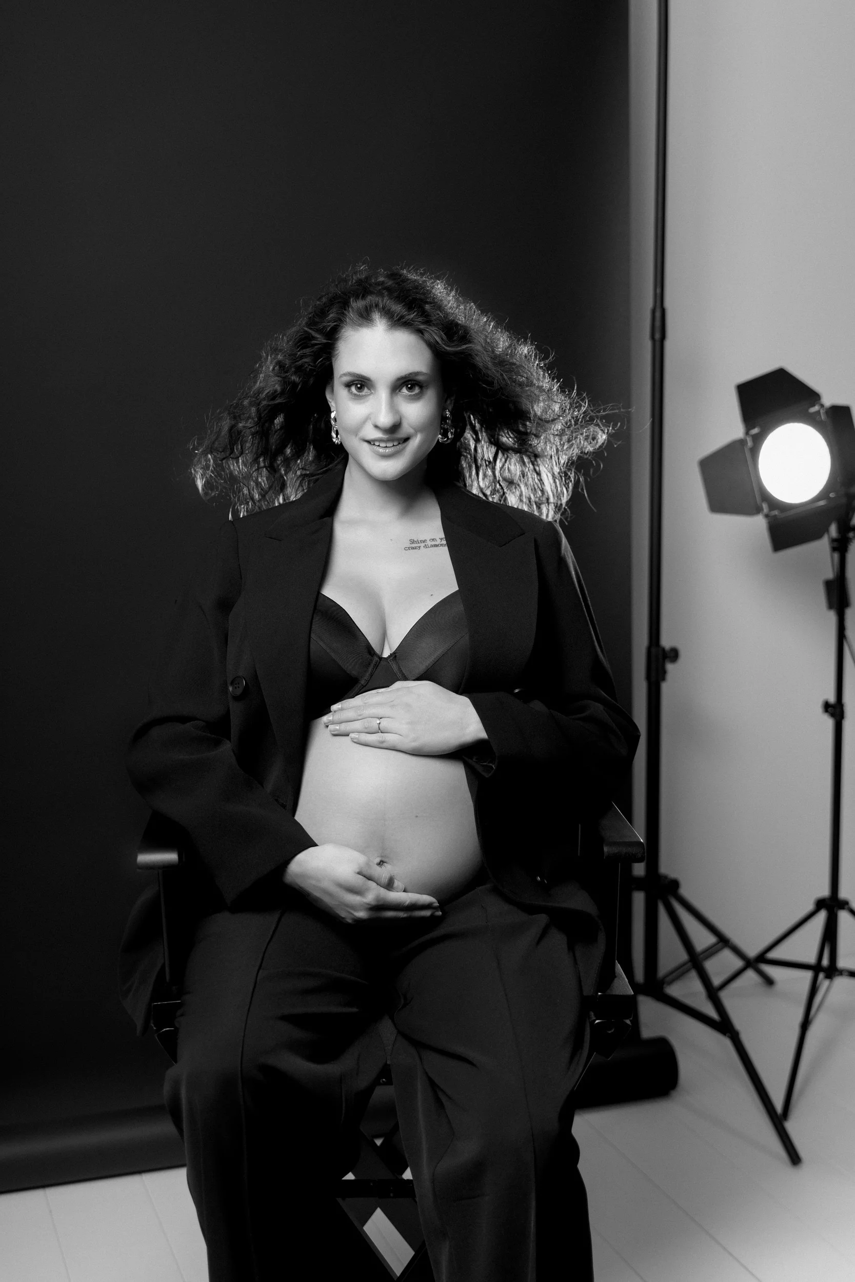 Stilno nosečniško fotografiranje v foto studiu