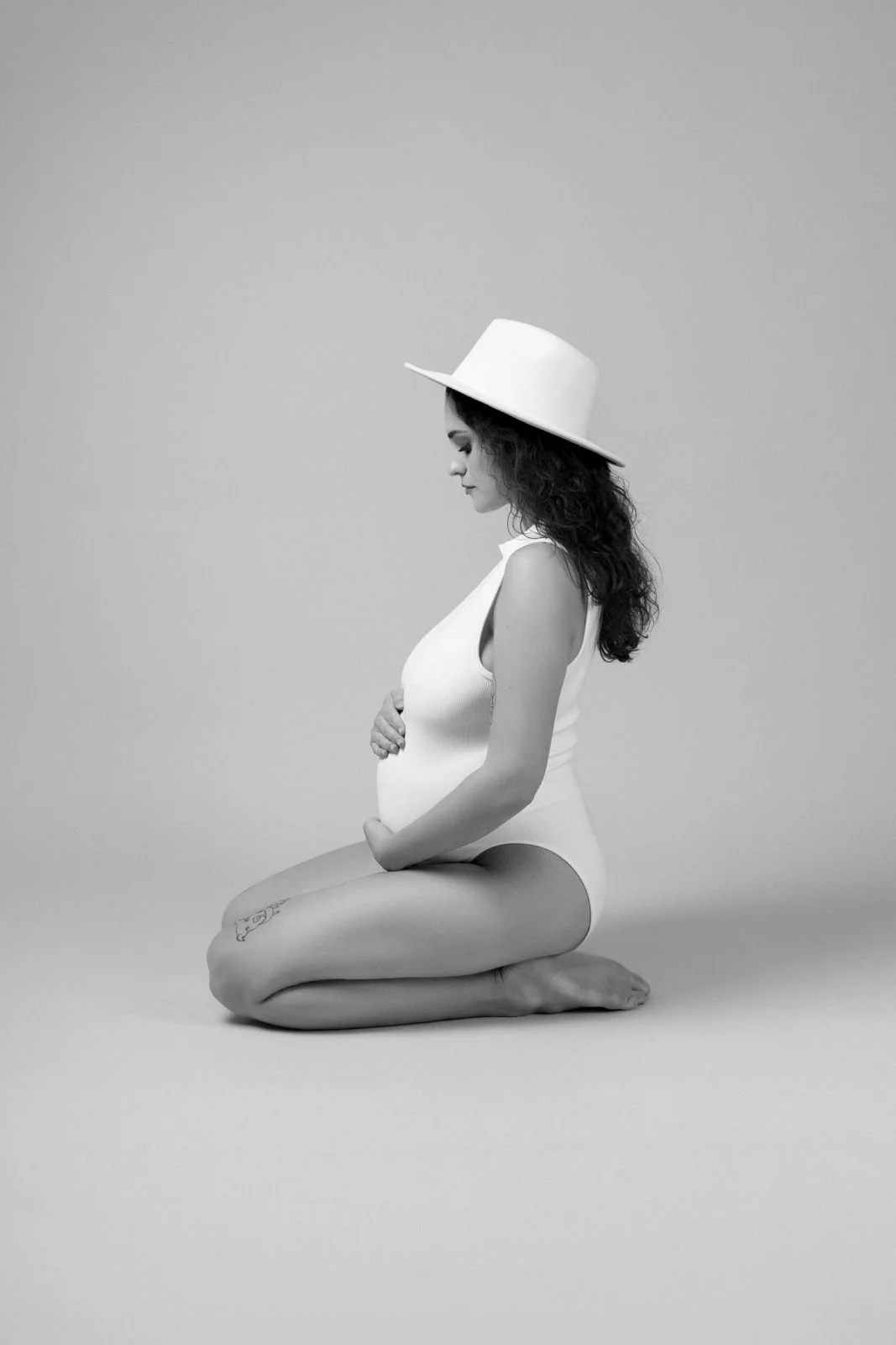 Fotografiranje nosečnice v fotografskem studiu v Ljubljani - zapeljive in čutne fotografije.