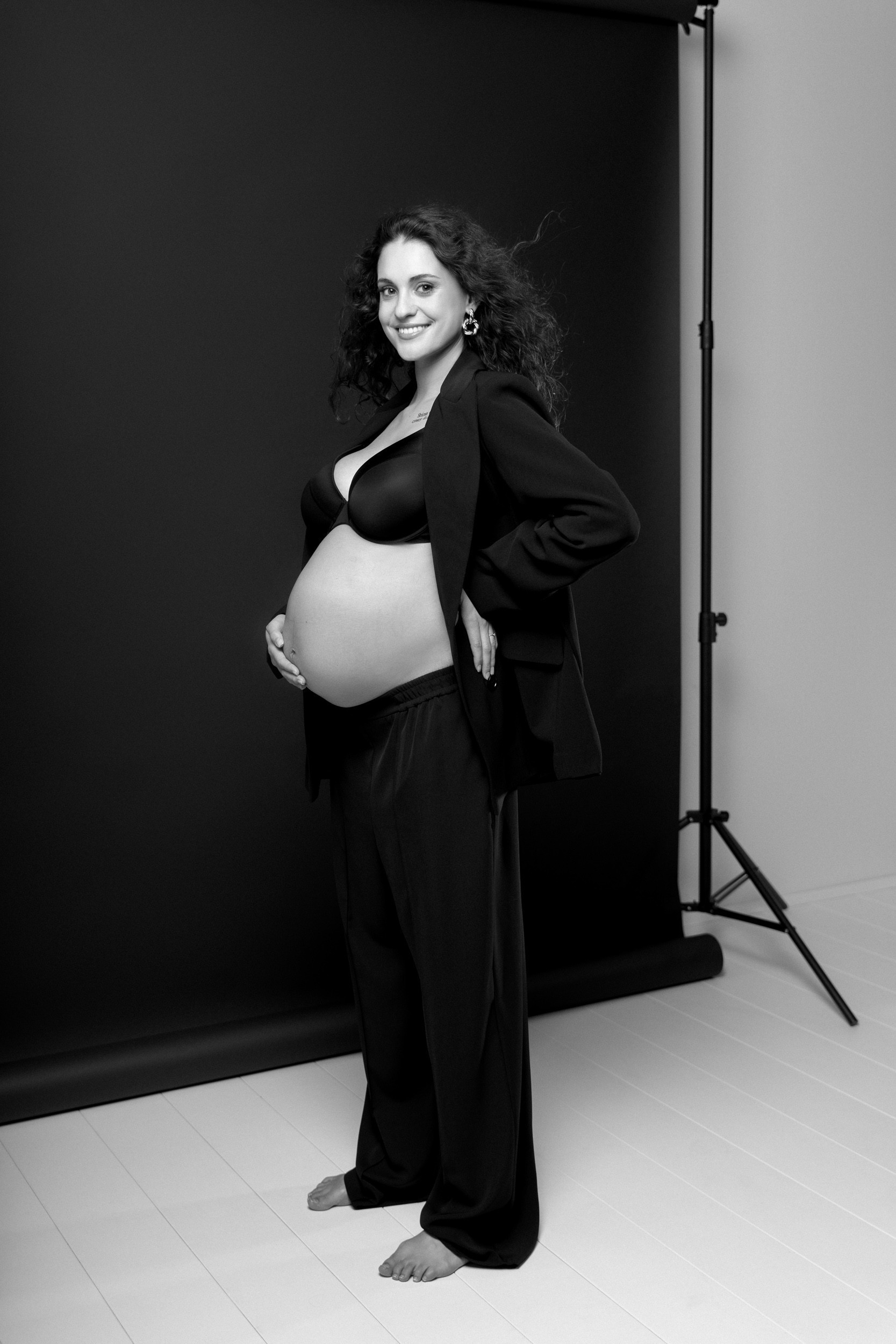 Fotografiranje nosečnice v studiu. Studijsko fotografiranje