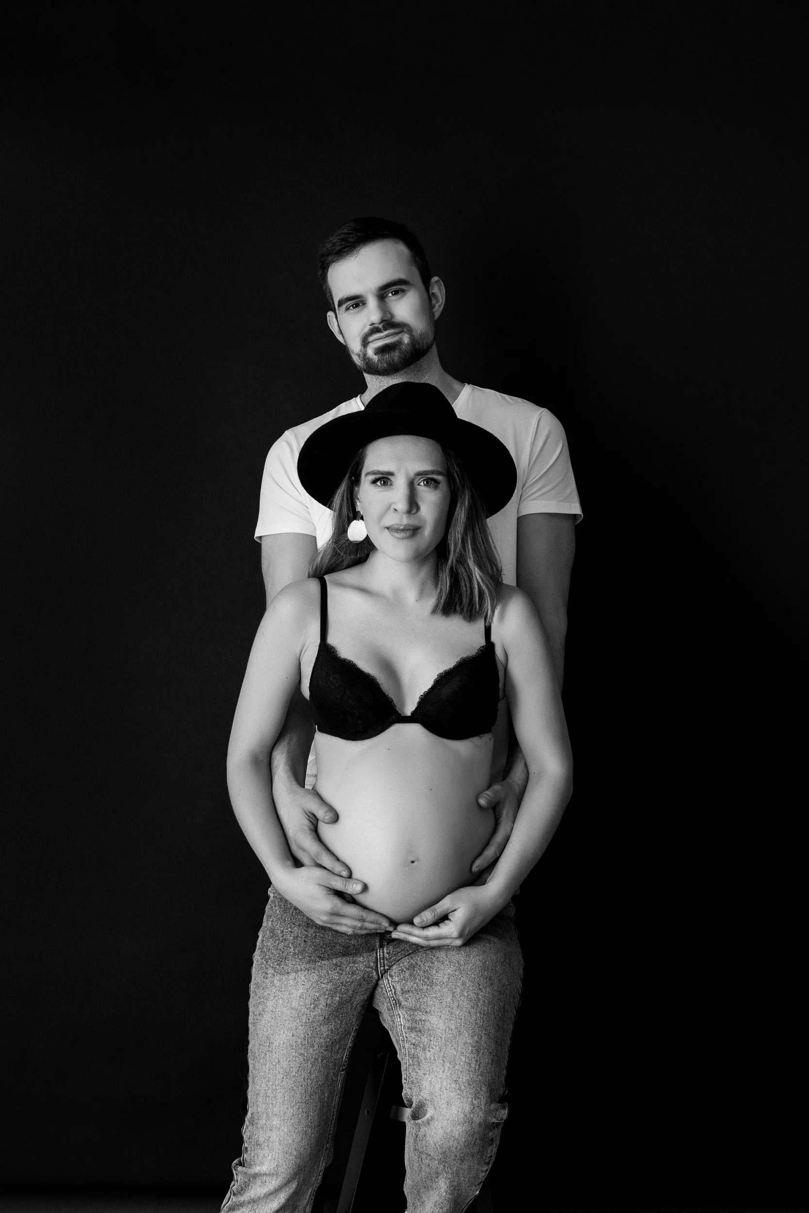 Romantično in čarobno: čudovita črno-bela fotografija nosečniškega para v našem fotografskem studiu v Ljubljani