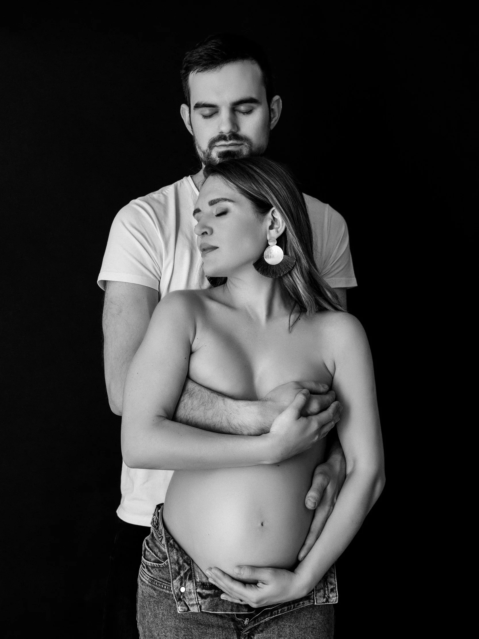 Ljubezen v objektivu: prelepa nosečniška fotografija v črno-beli tehniki v našem studiu v Ljubljani
