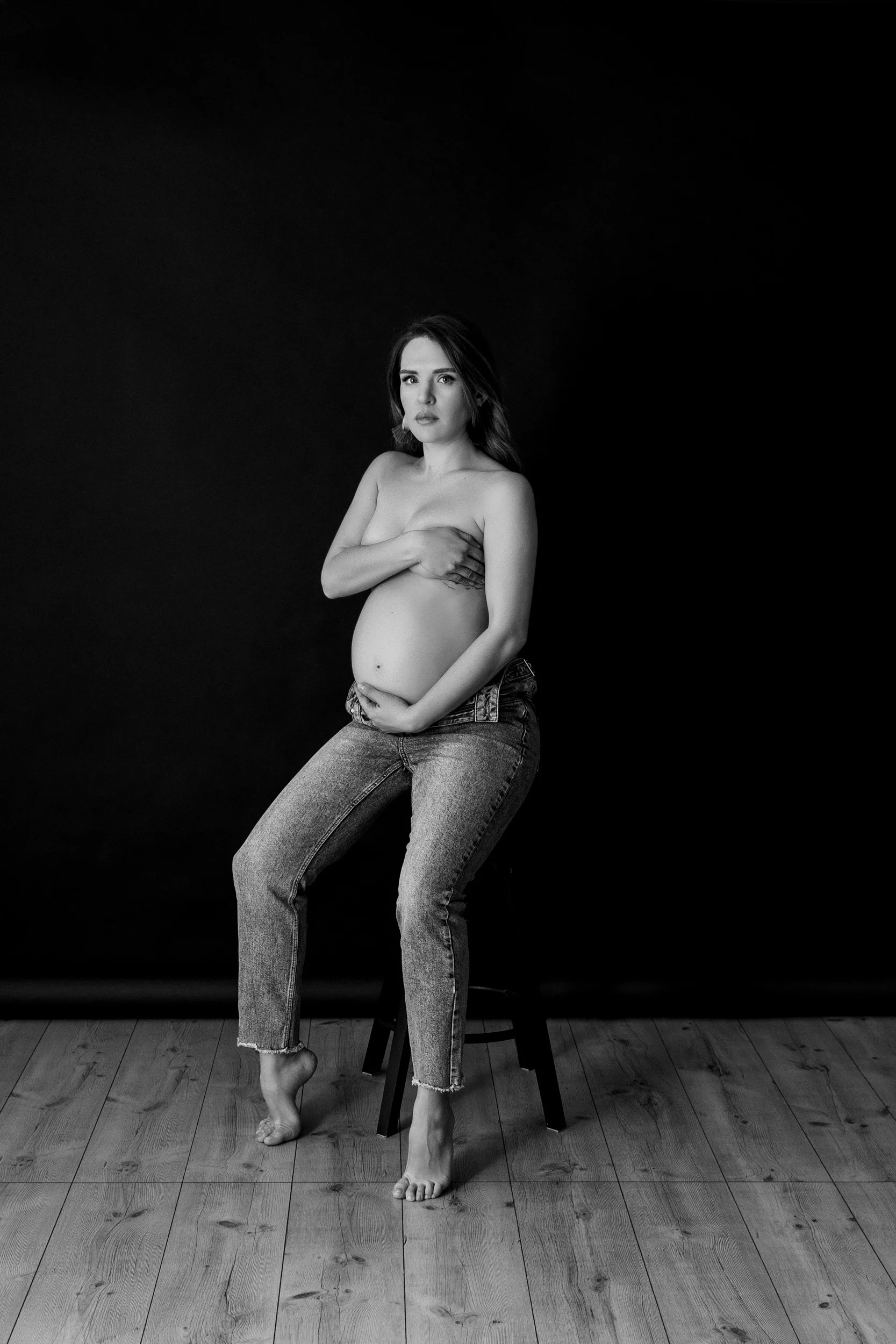 Ujeta v času: umetniška črno-bela fotografija nosečniškega para v našem fotografskem studiu v Ljubljani