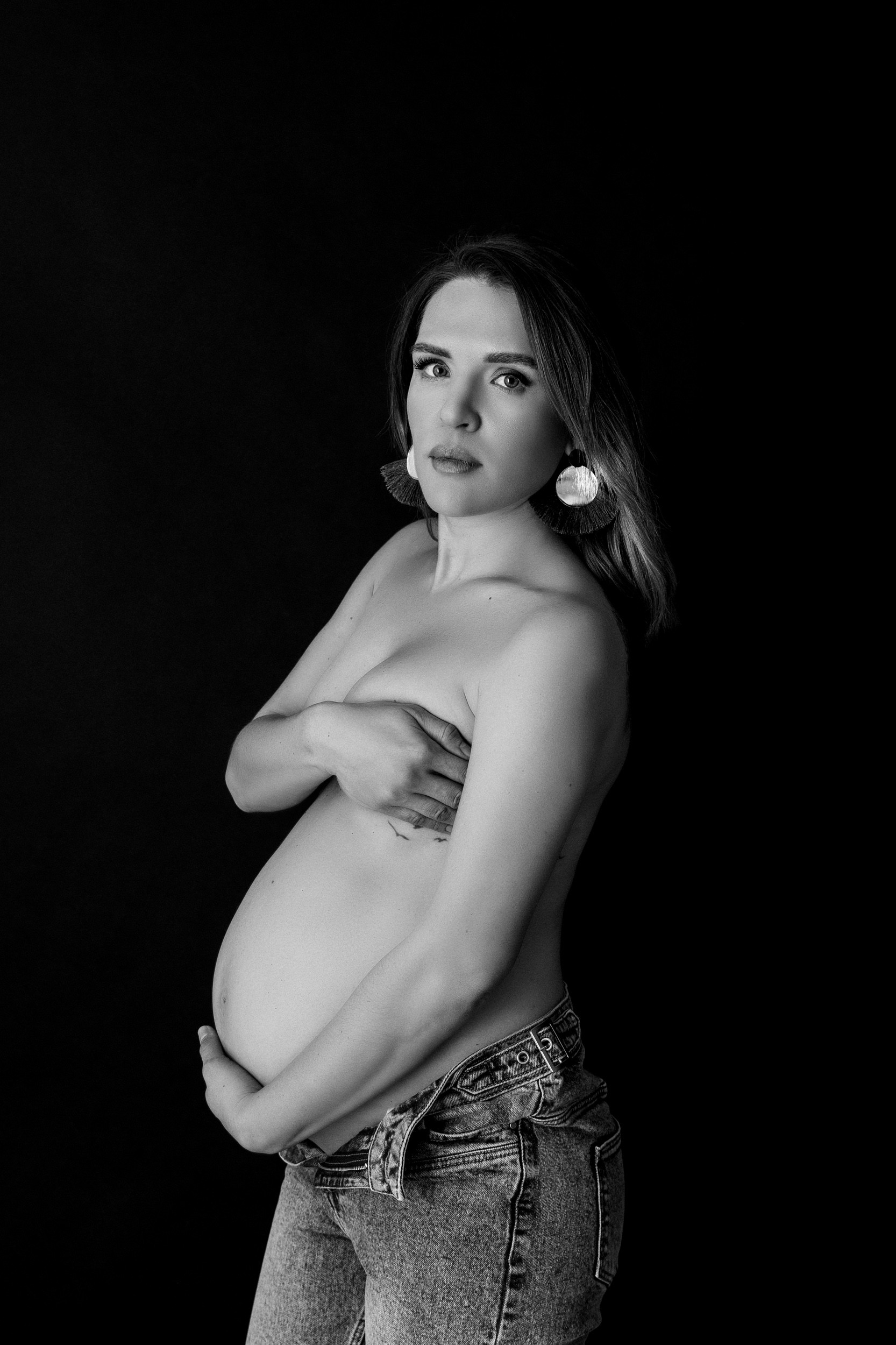 Povezanost brez besed: čudovita črno-bela fotografija nosečniškega para v našem studiu v Ljubljani