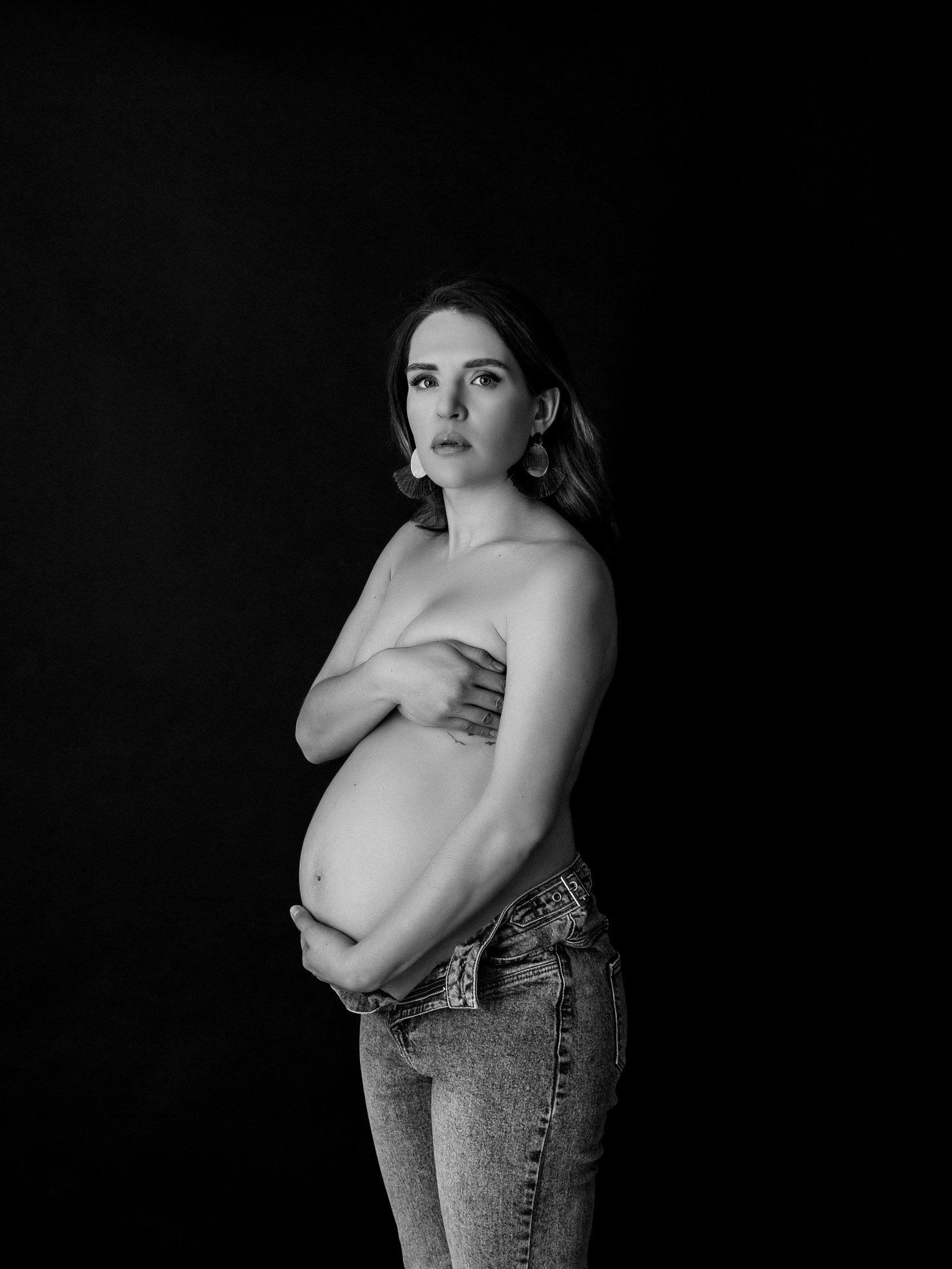 Klic ljubezni: nosečniško fotografiranje v črno-beli tehniki v našem fotografskem studiu v Ljubljani