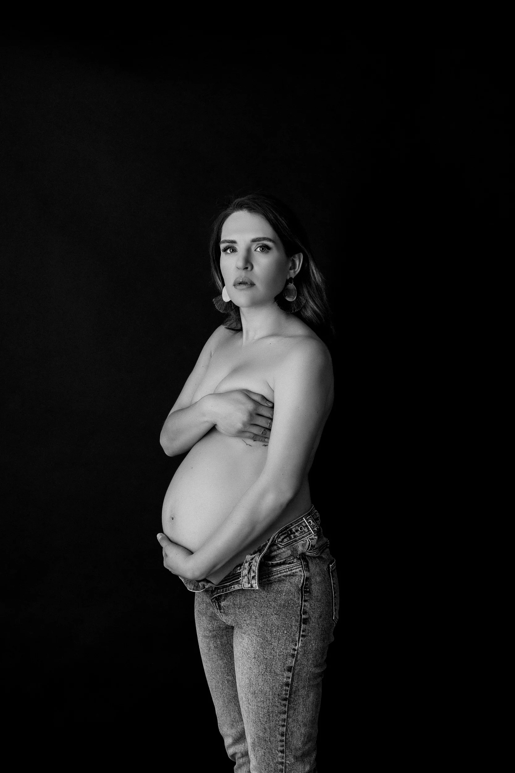Klic ljubezni: nosečniško fotografiranje v črno-beli tehniki v našem fotografskem studiu v Ljubljani
