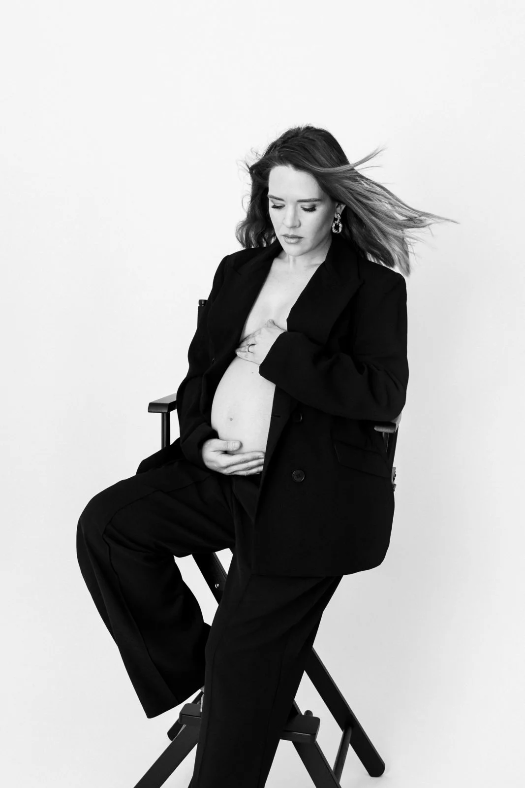 Ujeti v objektivu: čudovita črno-bela fotografija nosečniškega para v našem fotografskem studiu v Ljubljani
