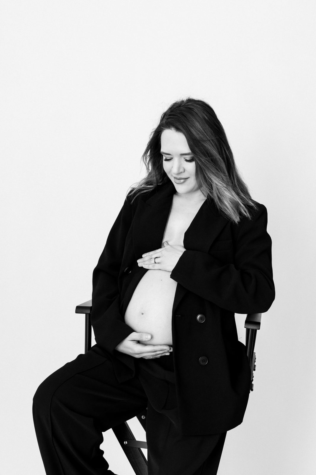 Brezčasno in lepo: umetniška črno-bela fotografija nosečniškega para v našem fotografskem studiu v Ljubljani