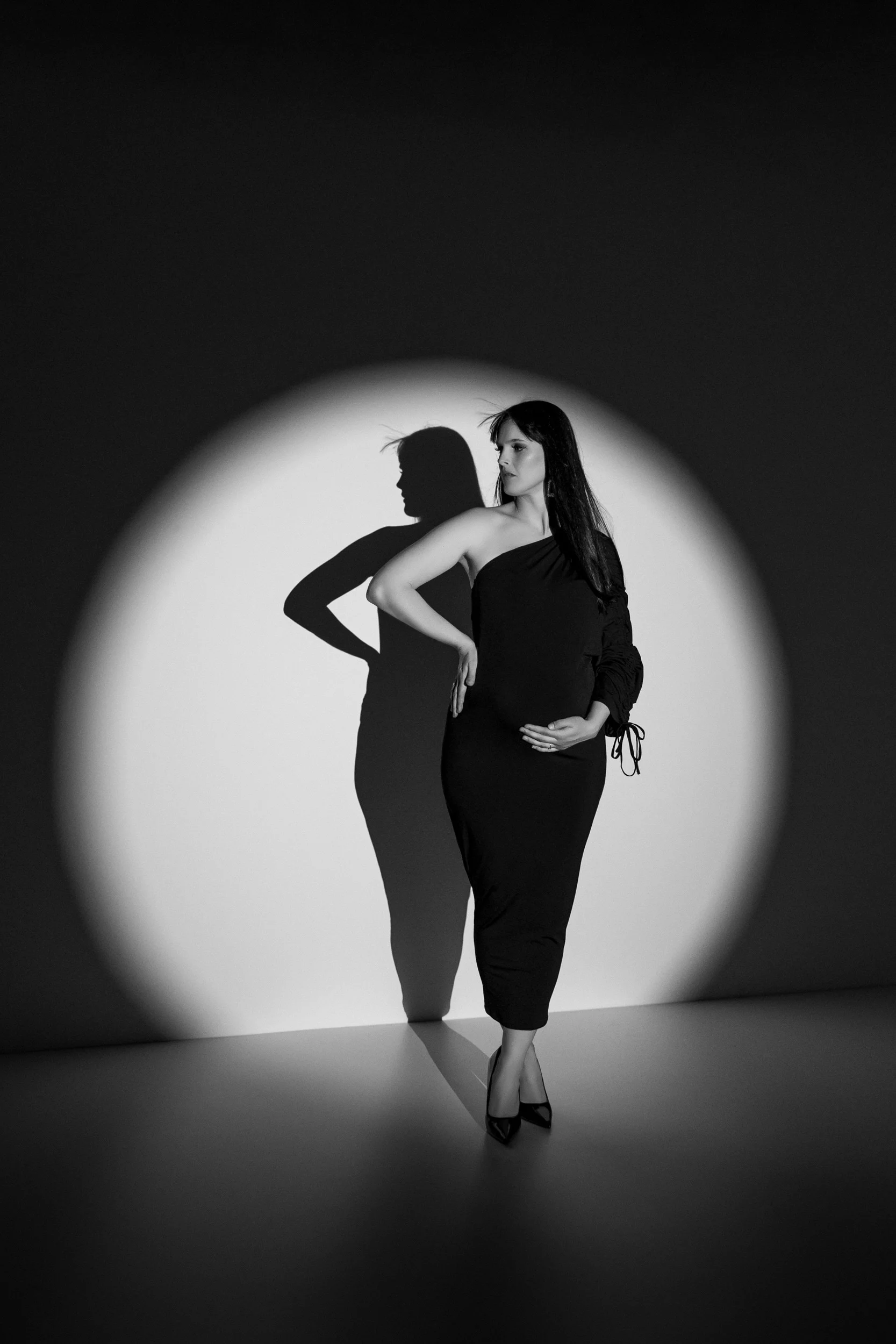 Stilno fotografiranje nosečnice v črni obleki v foto studiu
