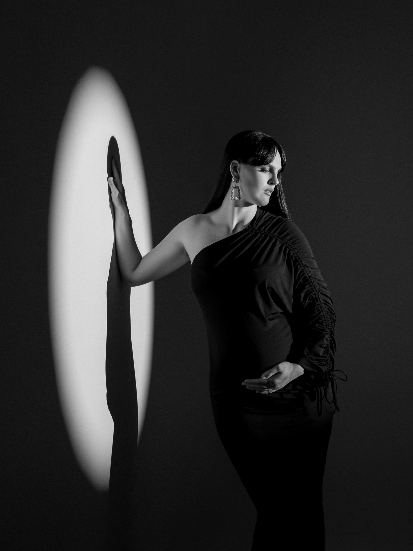 Stilno fotografiranje nosečnice v črni obleki v foto studiu
