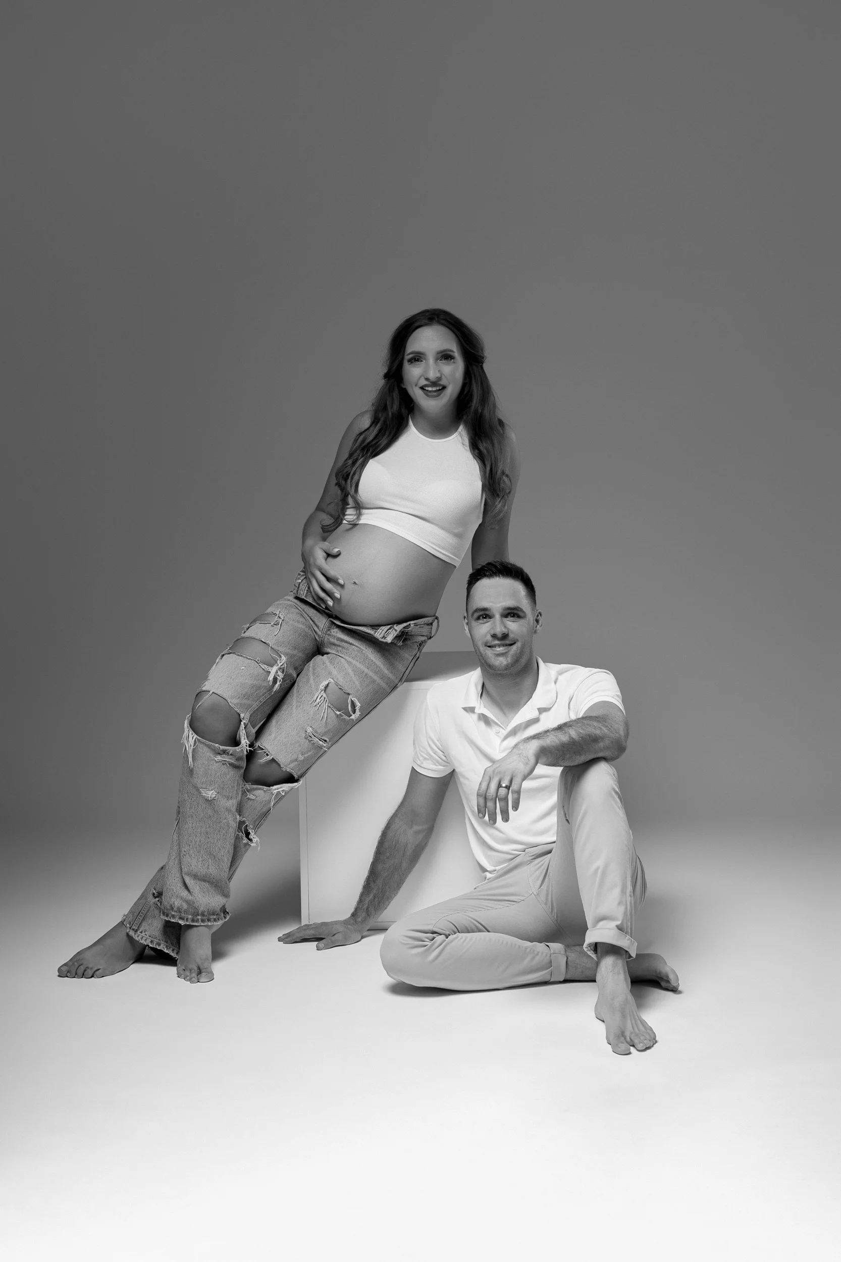 Stilno in elegantno nosečniško fotografiranje s partnerjem