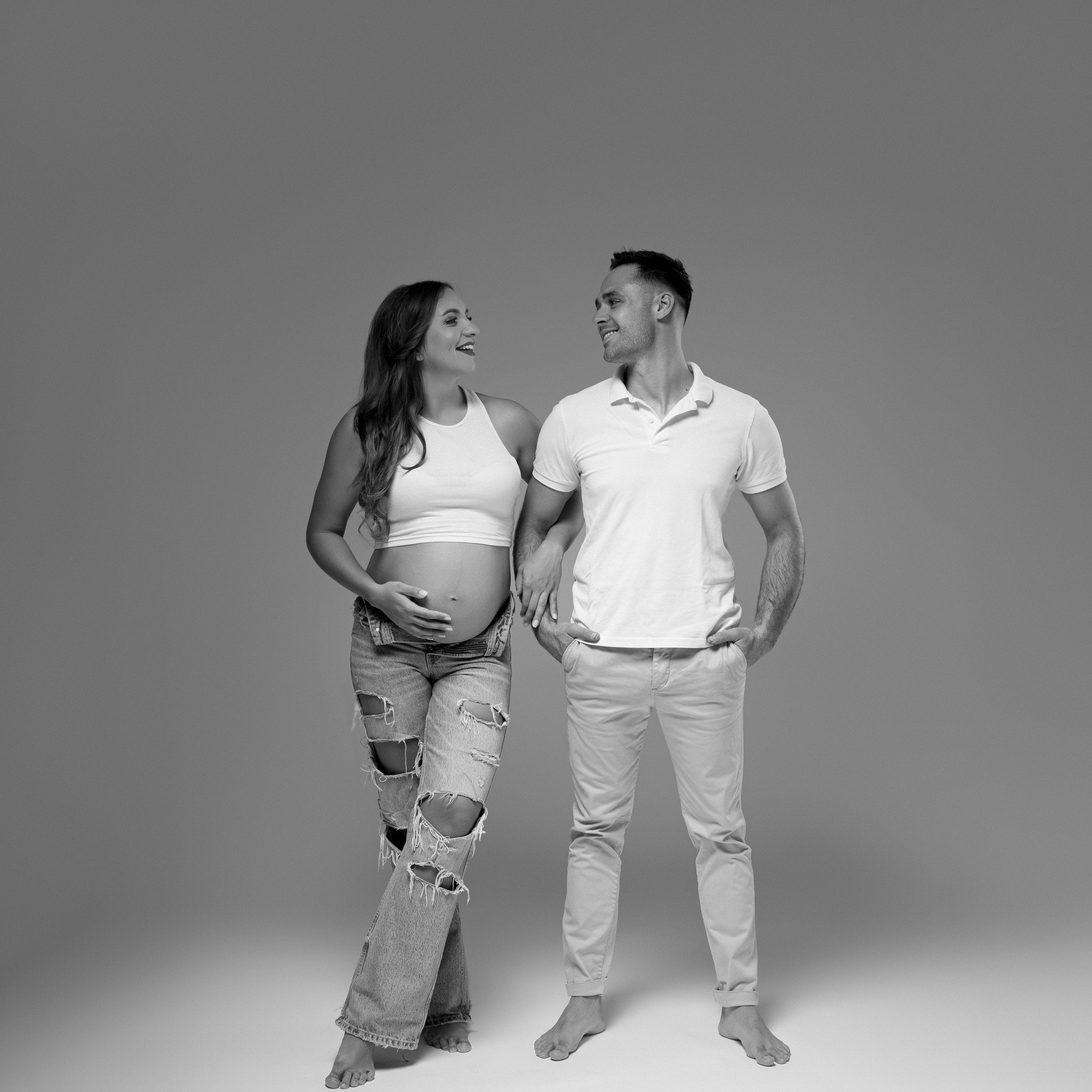 Fotografiranje nosečnice s partnerjem v studiu. Črno-bela fotografija