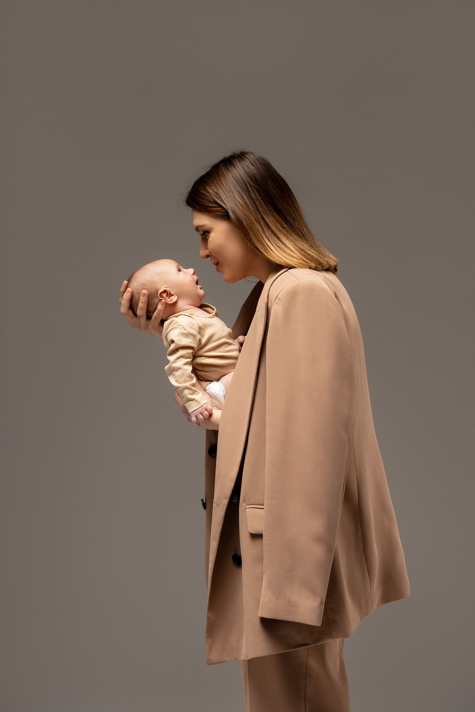 Fotografiranje novorojenčka v studiu: mama in novorojenček