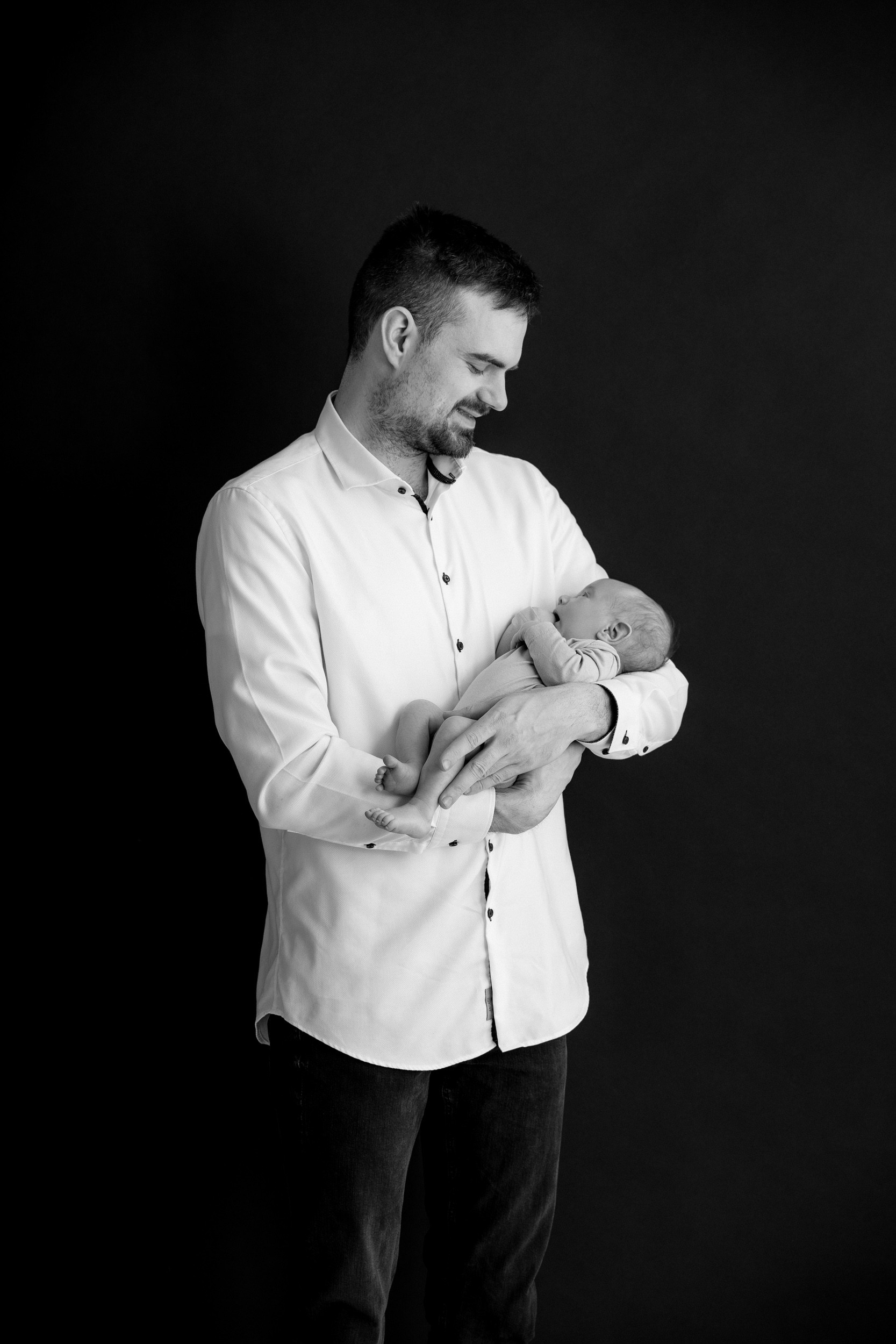 Fotografiranje novorojenčka v studiu: oče in novorojenček