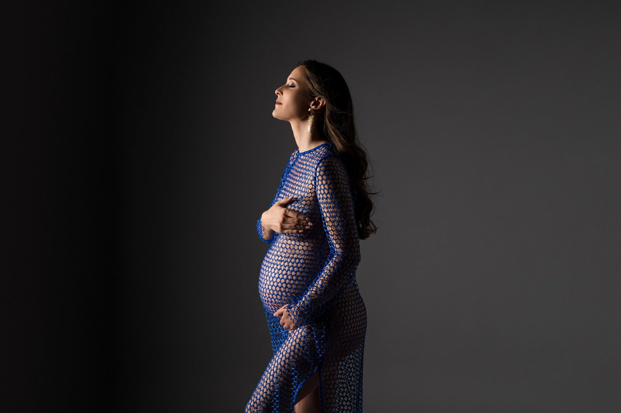 Profesionalno nosečniško fotografiranje s trebuščkom v foto studiu v Ljubljani | NM Studio