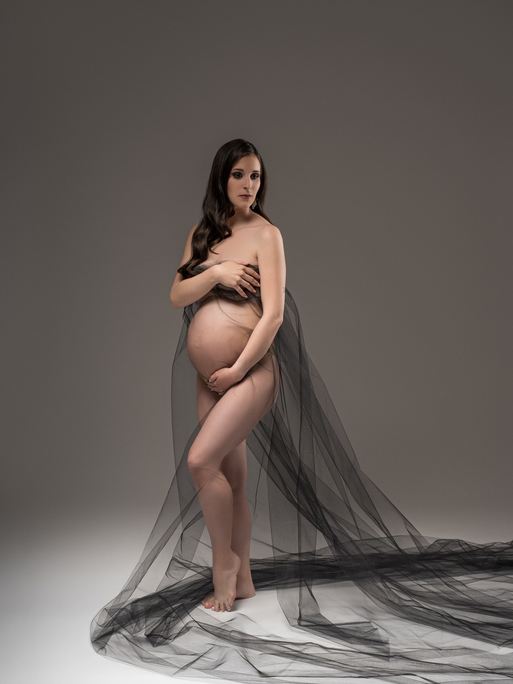 Stilno nosečniško fotografiranje v foto studiu v Ljubljani | NM Studio