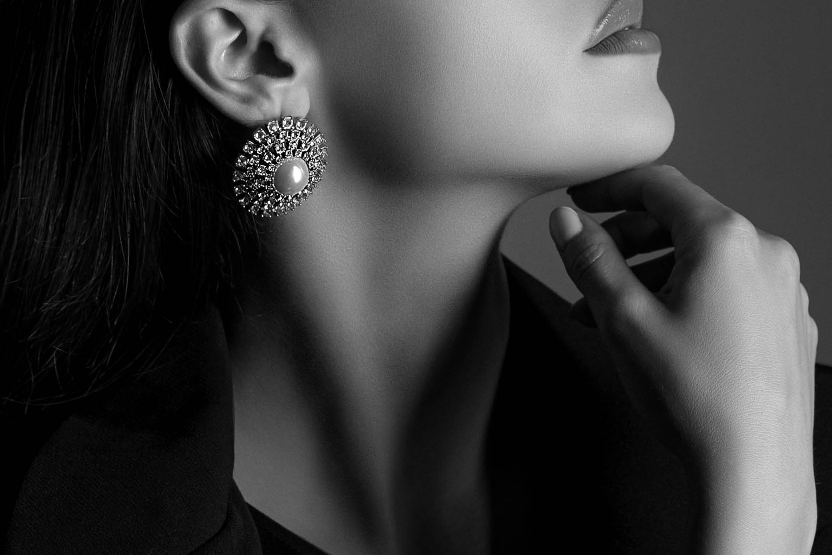Profesionalna fotografija, elegantna črna obleka, studijo fotografije Ljubljana, high-end fotografija.