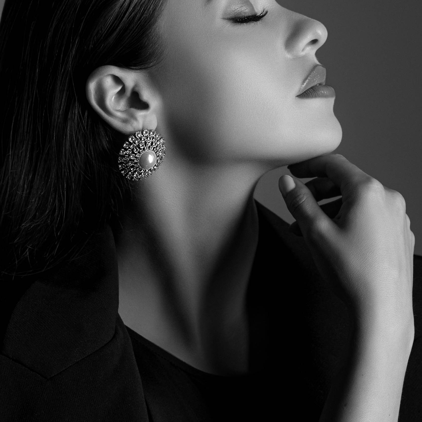 Profesionalna fotografija, elegantna črna obleka, studijo fotografije Ljubljana, high-end fotografija.
