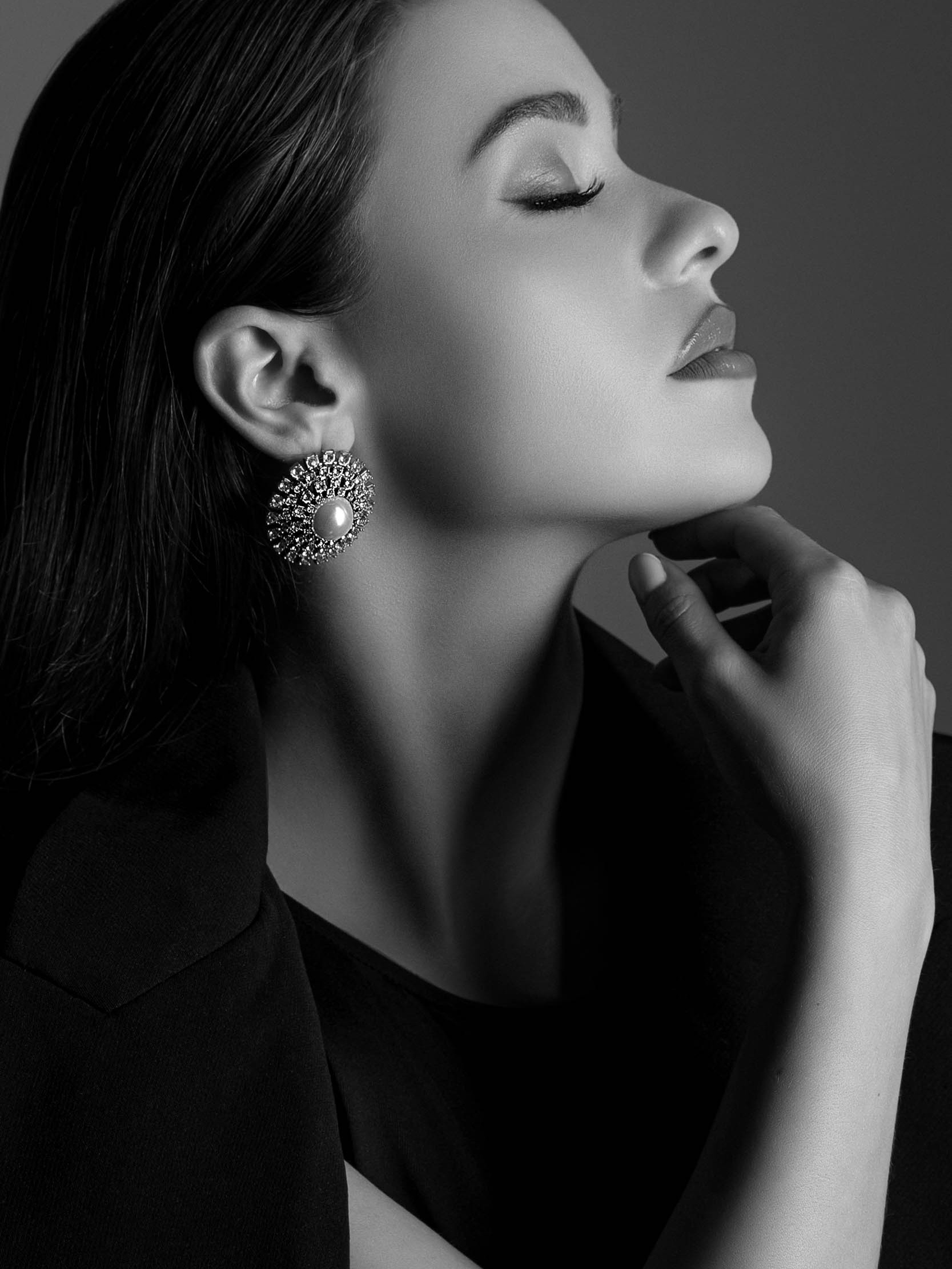 Profesionalna fotografija, elegantna črna obleka, studijo fotografije Ljubljana, high-end fotografija.