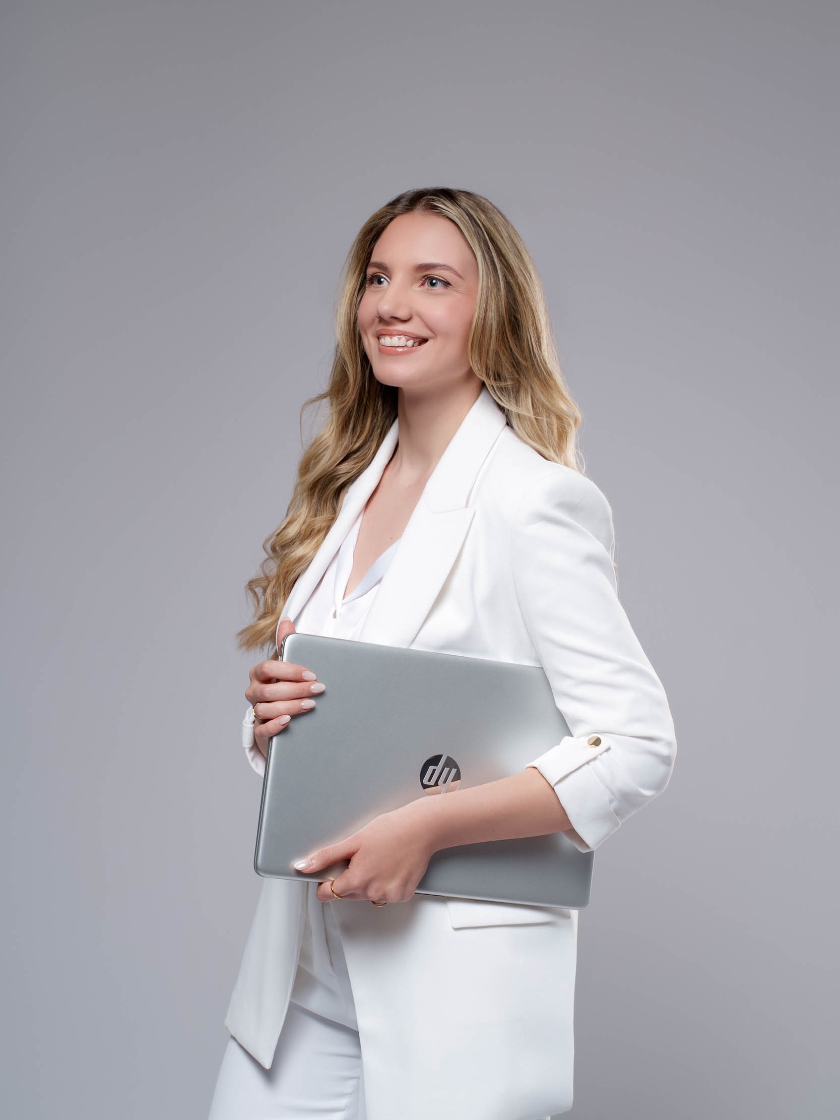 Profesionalna fotografija, foto snemalnik v Ljubljani, foto studio – elegantna ženska s prenosnikom.
